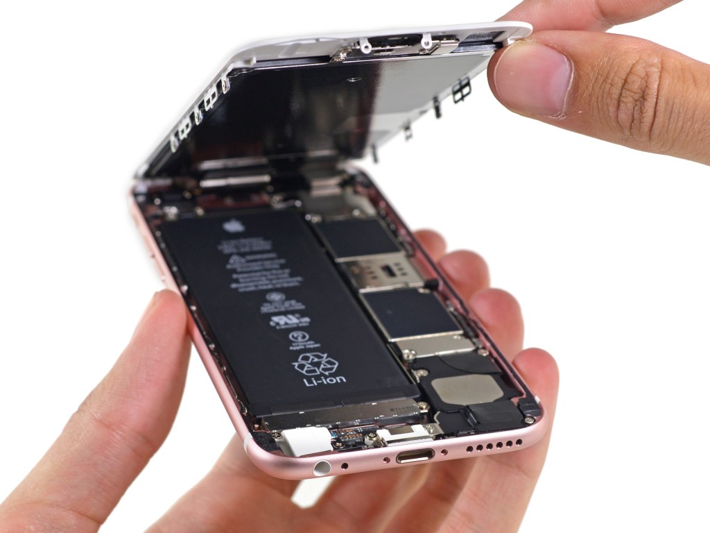 Scontro batteria, iPhone 7 vs i migliori top gamma Android Scontro batteria, iPhone 7 vs i migliori top gamma Android