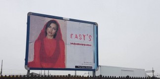 Irina Shayk coperta da un velo islamico, scoppia il caso a Reggio Emilia